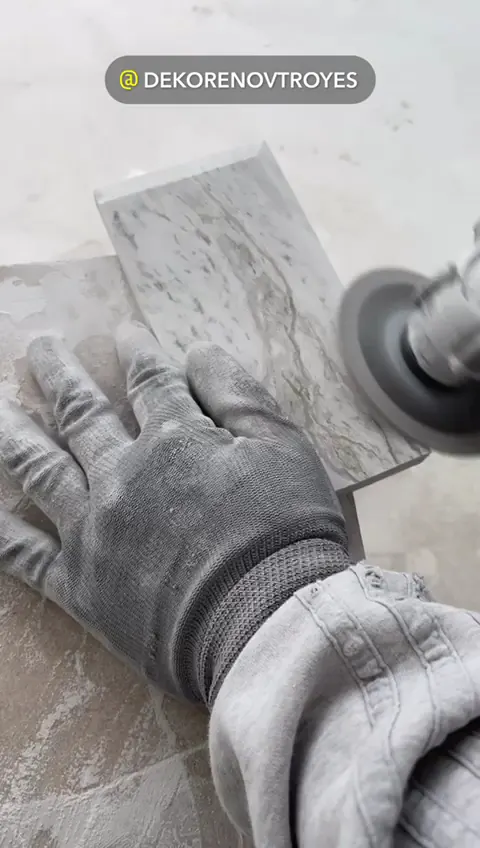 Ponçage à la main d'une pierre veinée à l'atelier, réalisation Dekorenov