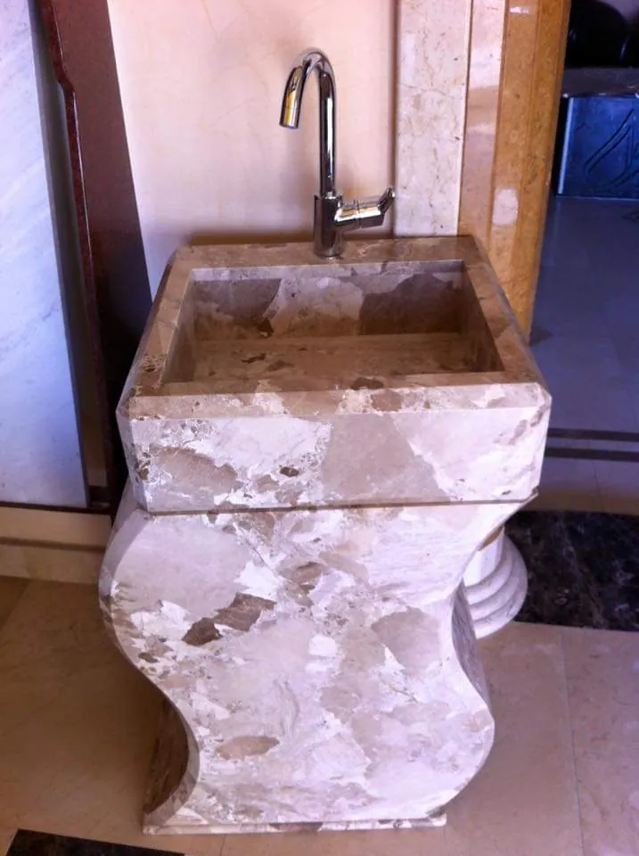 Vasque colonne taillée dans un marbre beige, réalisation Dekorenov
