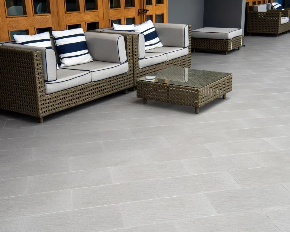 Terrasse en dallage gris avec salon de jardin, réalisation Dekorenov