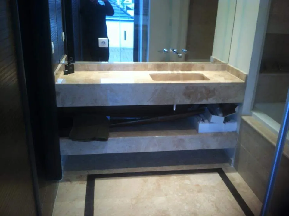 Plan vasque en marbre beige sur deux niveaux, réalisation Dekorenov