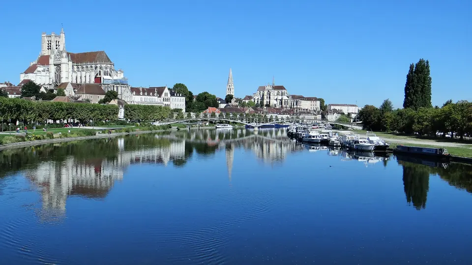 Auxerre vu depuis l'Yonne, cathédrale et abbaye Saint-Germain