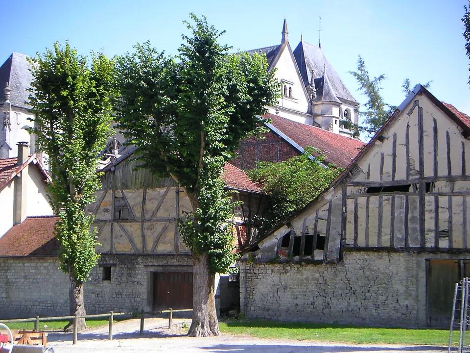 Église Saint-Étienne et maison à pans de bois à Bar-sur-Seine