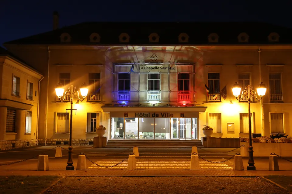 Mairie de La Chapelle-Saint-Luc éclairée le soir