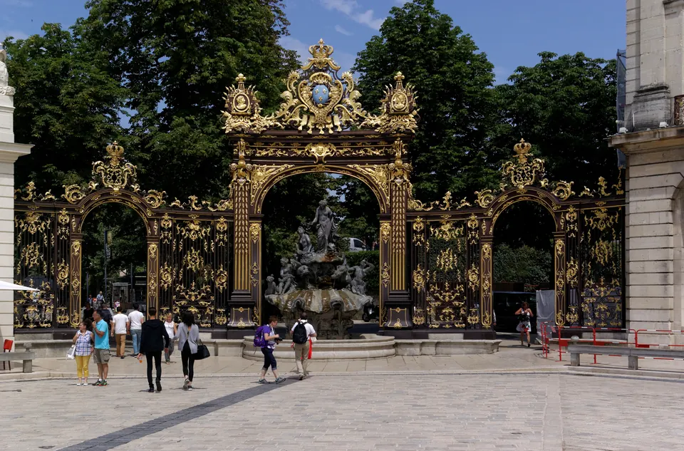 Grilles dorées et fontaine de la place Stanislas à Nancy