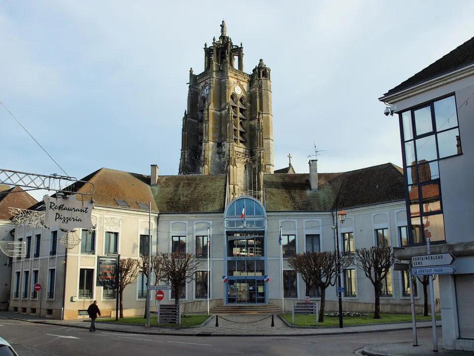 Mairie et église Saint-Laurent à Nogent-sur-Seine