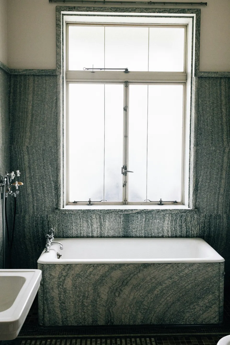 Baignoire habillée de marbre vert veiné