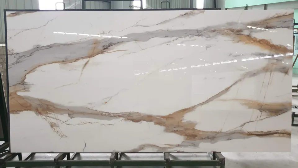 Tranche de marbre de type Calacatta Gold