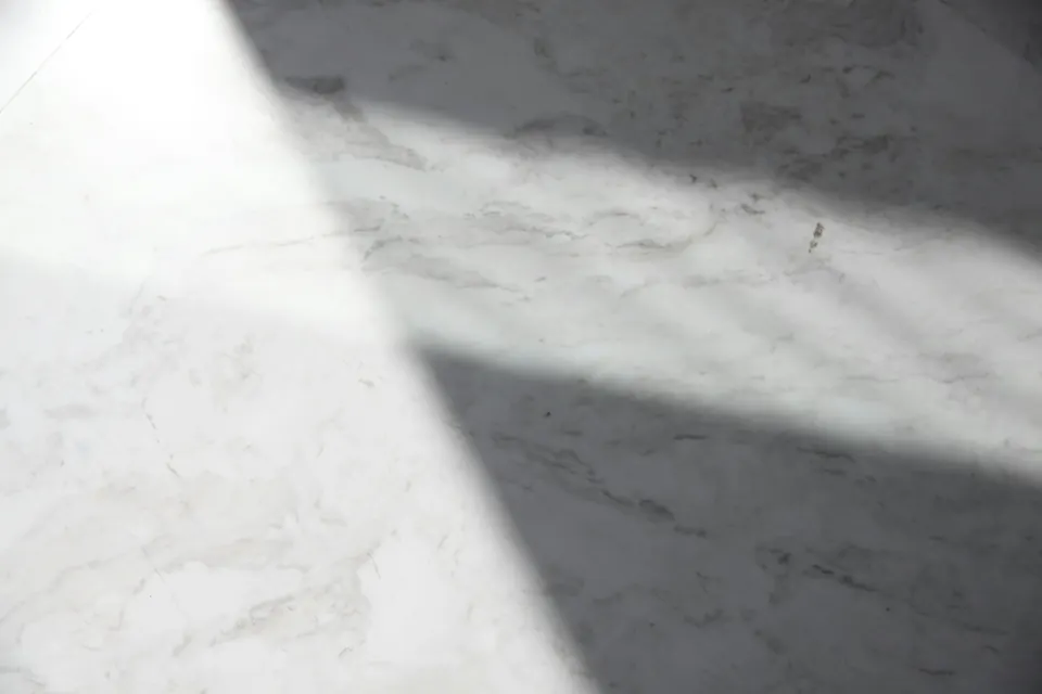 Plan en marbre blanc sous lumière rasante