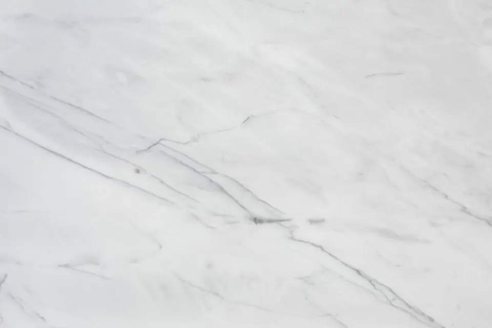 Marbre blanc veiné aux fines fissures naturelles