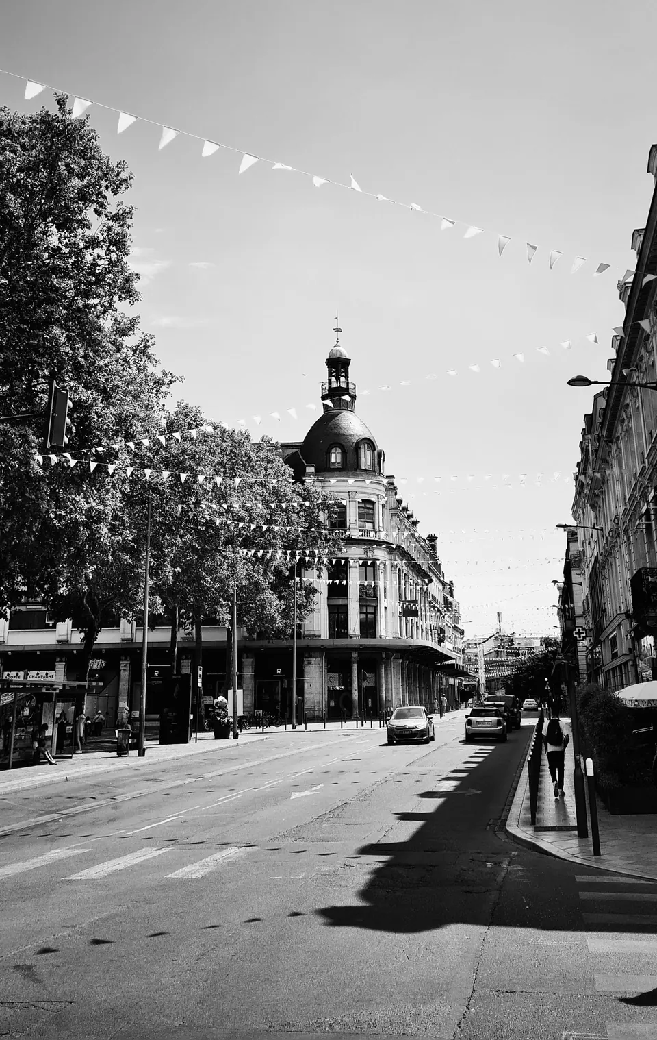 Rue du centre historique de Troyes en noir et blanc