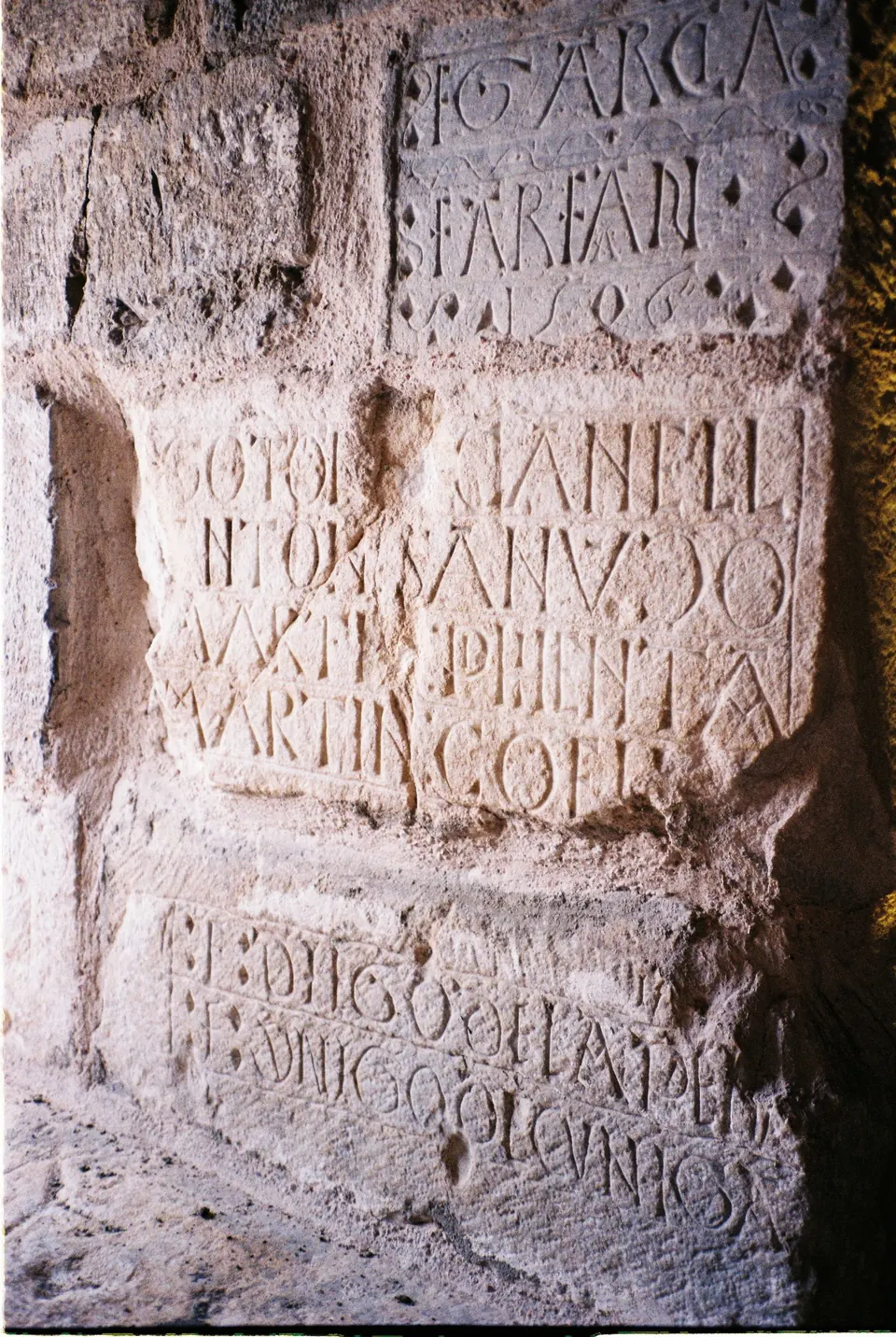 Inscriptions latines gravées dans la pierre