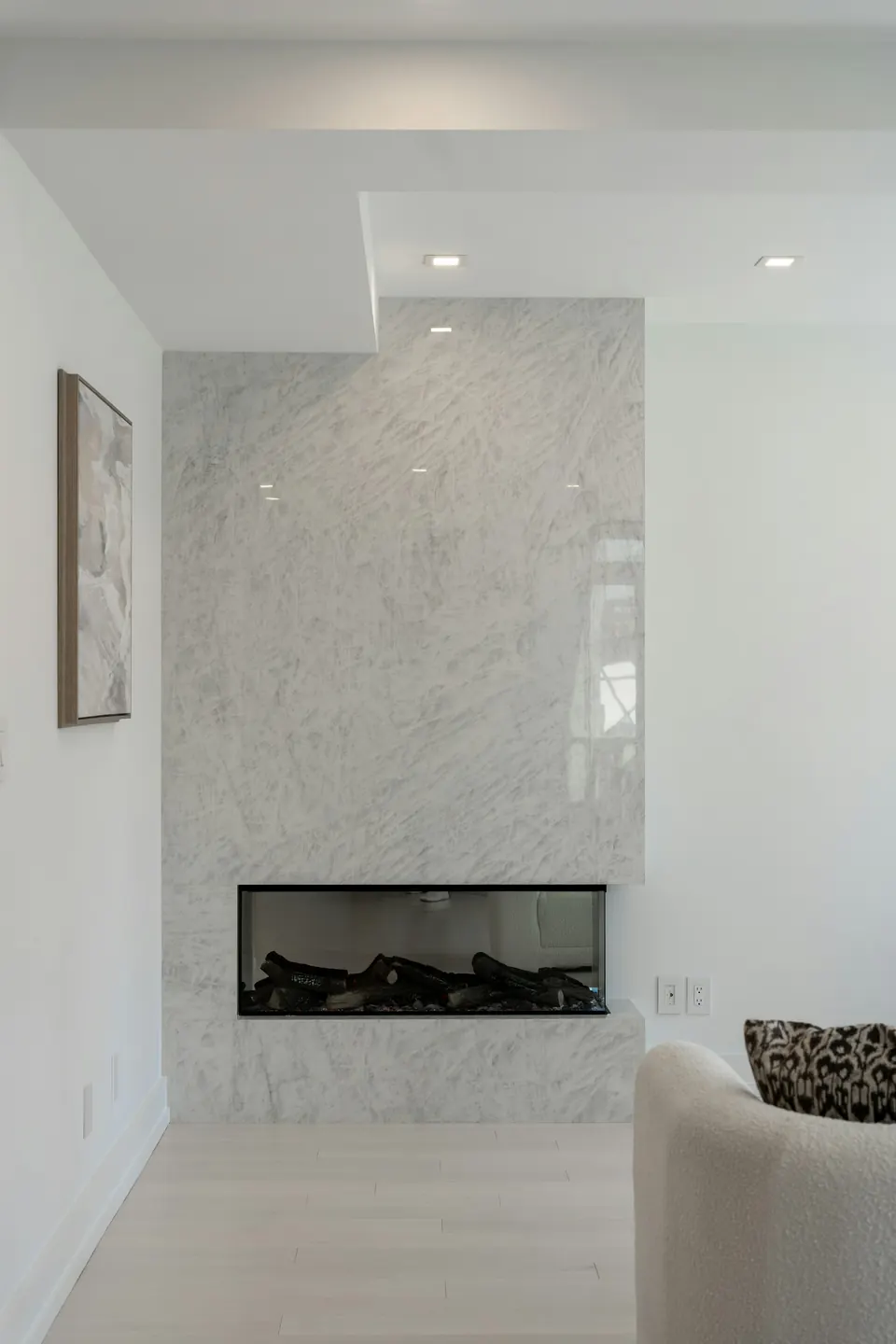 Cheminée moderne en marbre blanc