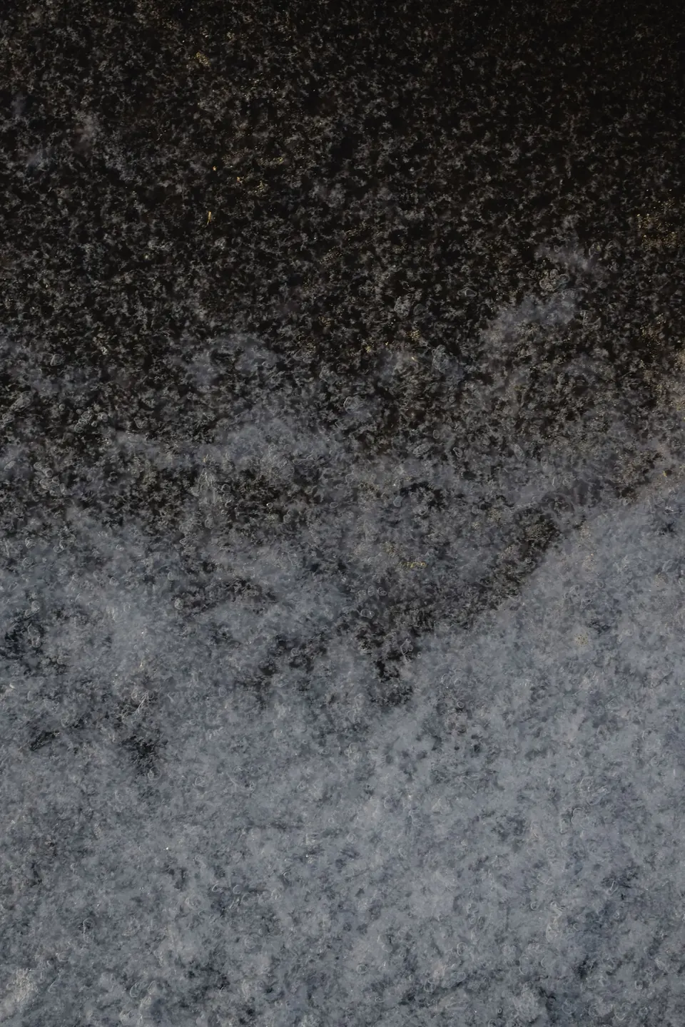 Surface de granit sombre moucheté