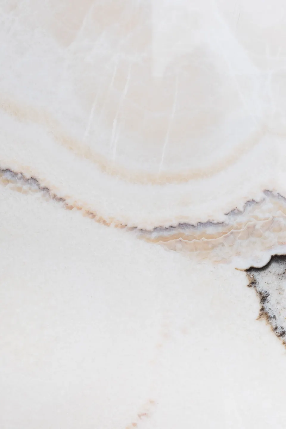 Pierre claire veinée de beige, aspect onyx