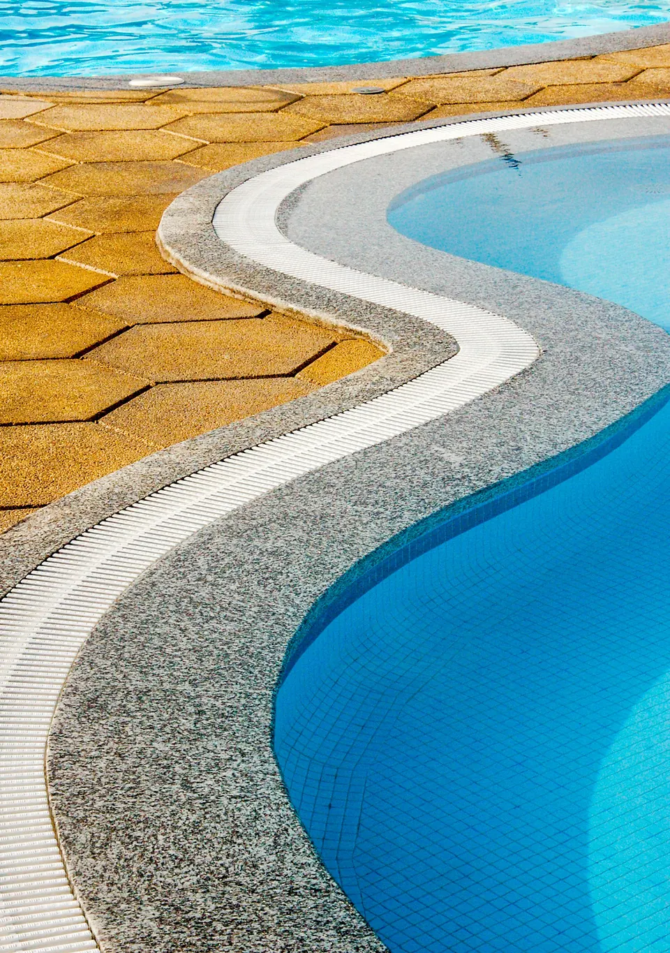 Bord de piscine en pierre et carrelage