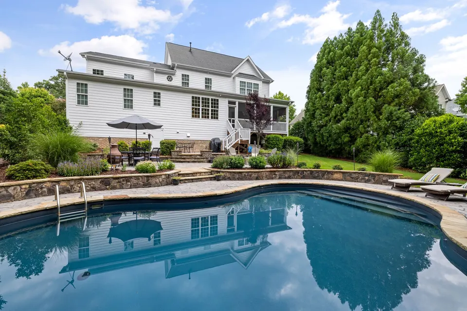 Maison et piscine dans un jardin paysager