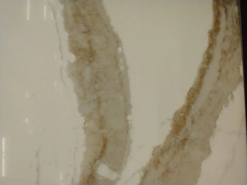 Quartz reconstitué blanc à veines dorées