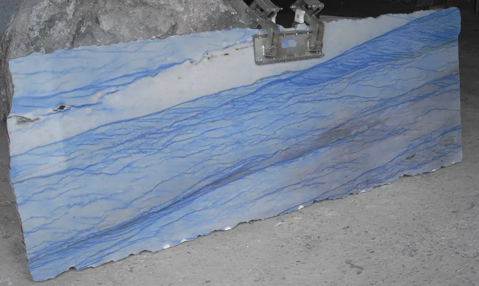 Tranche de quartzite veinée de bleu