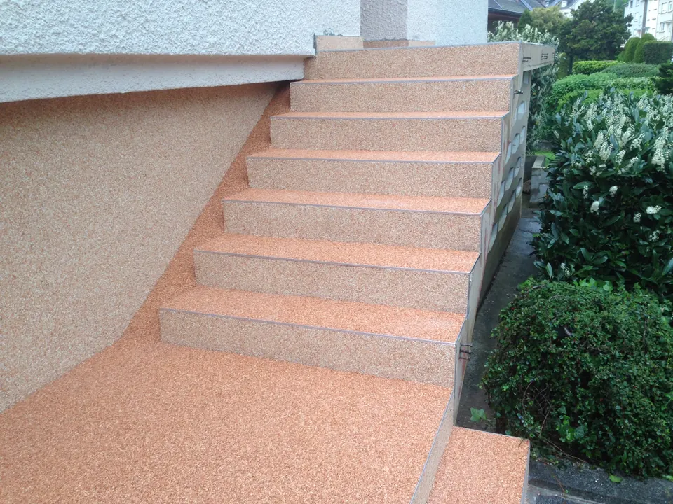 Escalier extérieur revêtu de moquette de granulats