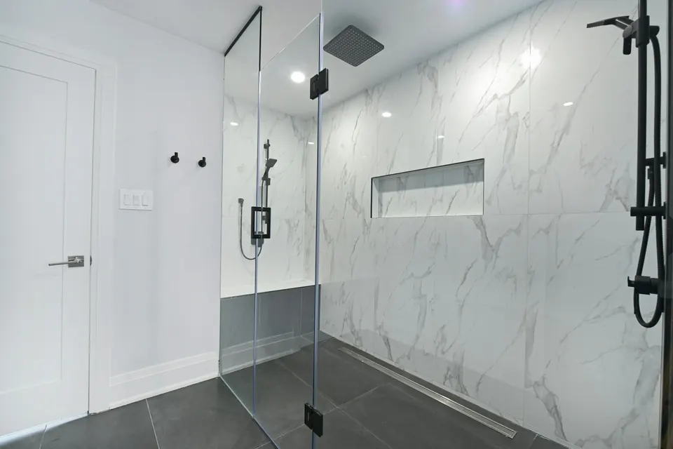 Douche vitrée aux murs en marbre