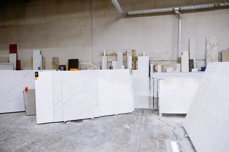 Tranches de granit dans un atelier de transformation