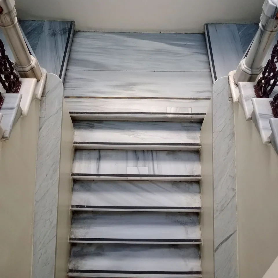 Escalier en marbre poli au dessin classique