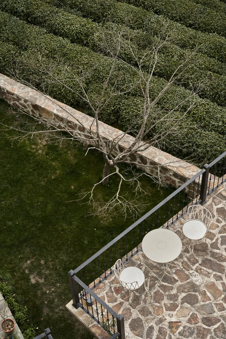 Terrasse en opus incertum de pierre vue d'en haut
