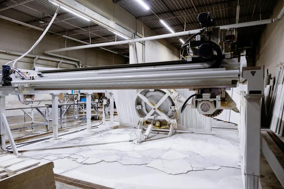 Machine de découpe à pont pour le granit dans un atelier de marbrerie